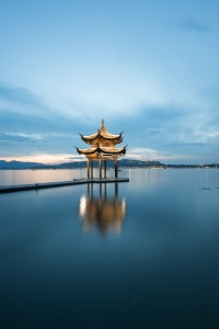 西湖平静如水